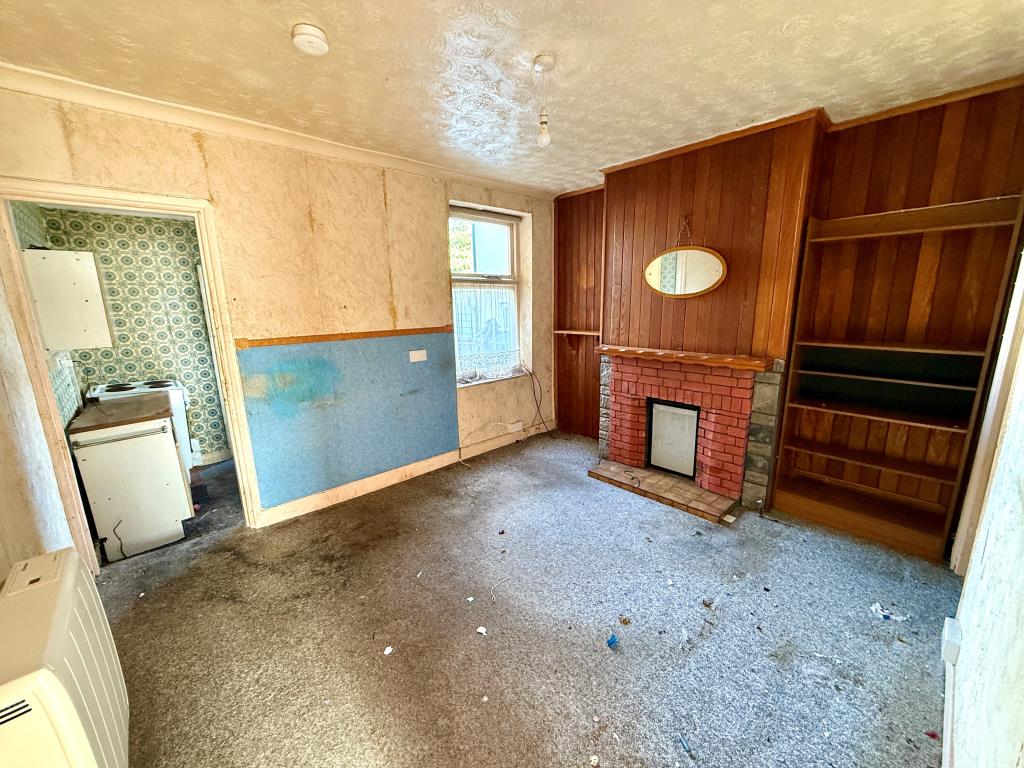 Lot: 156 - THREE-BEDROOM TERRACE HOUSE FOR IMPROVEMENT - Dining room